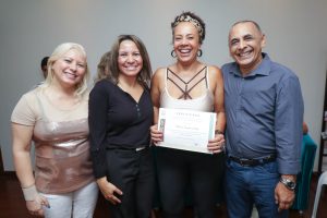 Elisabete recebeu o certificado de conclusão do curso e elogiou a iniciativa