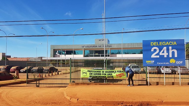 12.06.19 - Faixas em defesa da aposentadoria policial