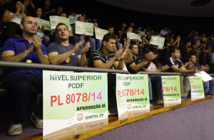 Policiais atenderam ao chamado do Sinpol-DF e lotaram a galeria do Plenário