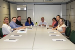 Mari Trindade recebeu do Sinpol-DF um documento com 24 itens (Foto: Shirley Marques/Sinpol-DF)