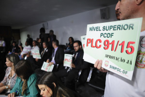 Comissão de Constituição, Justiça e Cidadania (CCJ) reunião deliberativa com 42 itens. Entre eles, a PEC 76/2011, que assegura aos índios participação nos resultados do aproveitamento de recursos hídricos em terras indígenas, o PLC 91/2015, que transforma em cargos de nível superior os cargos da Carreira Policial Civil do Distrito Federal, e a PEC 62/2015, que veda a vinculação remuneratória automática entre subsídios de agentes públicos.  Manifestantes pedem aprovação do PLC 91/15.  Foto: Pedro França/Agência Senado