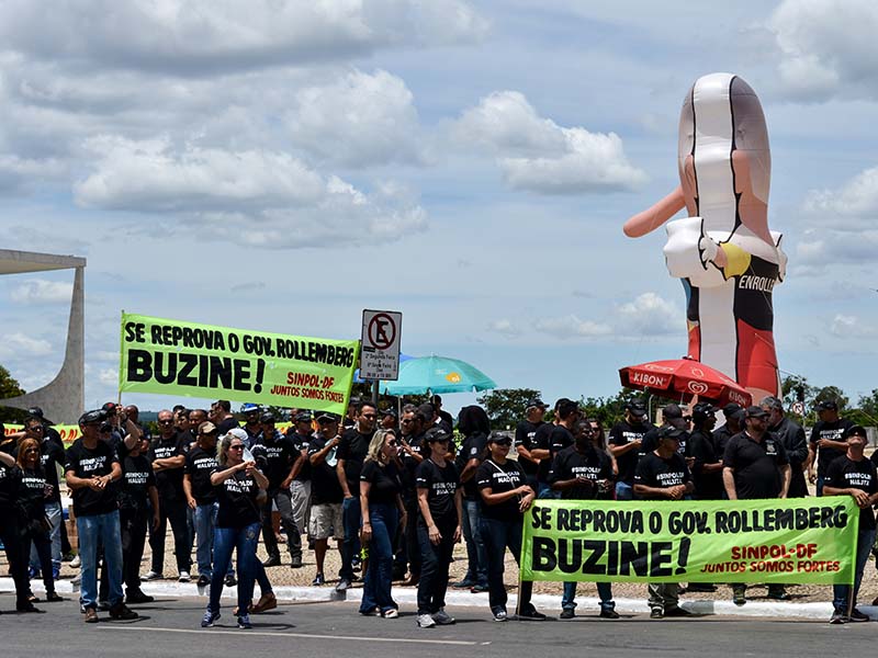 Policiais civis do DF fazem manifestação no Planalto