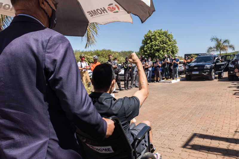 Policial civil ferido durante operação recebe homenagem na saída do hospital