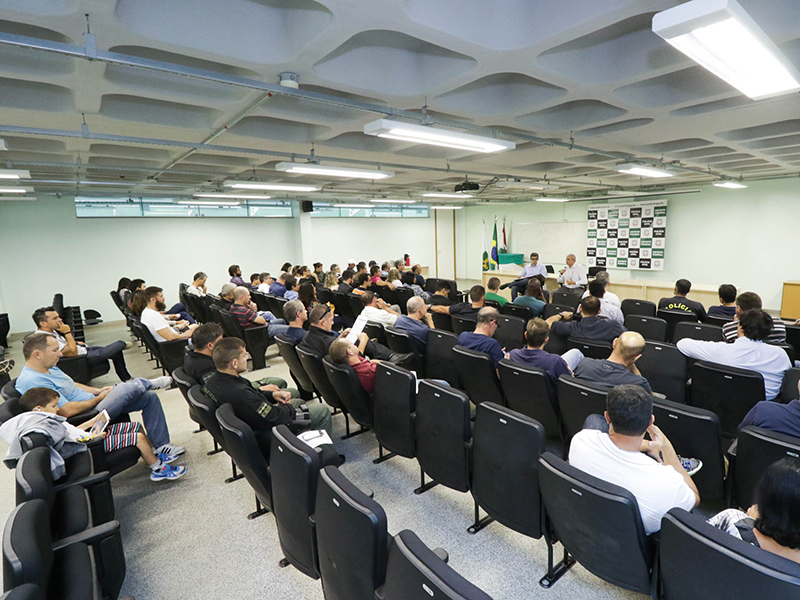 APC volta a ser cobrada pelo pagamento dos professores