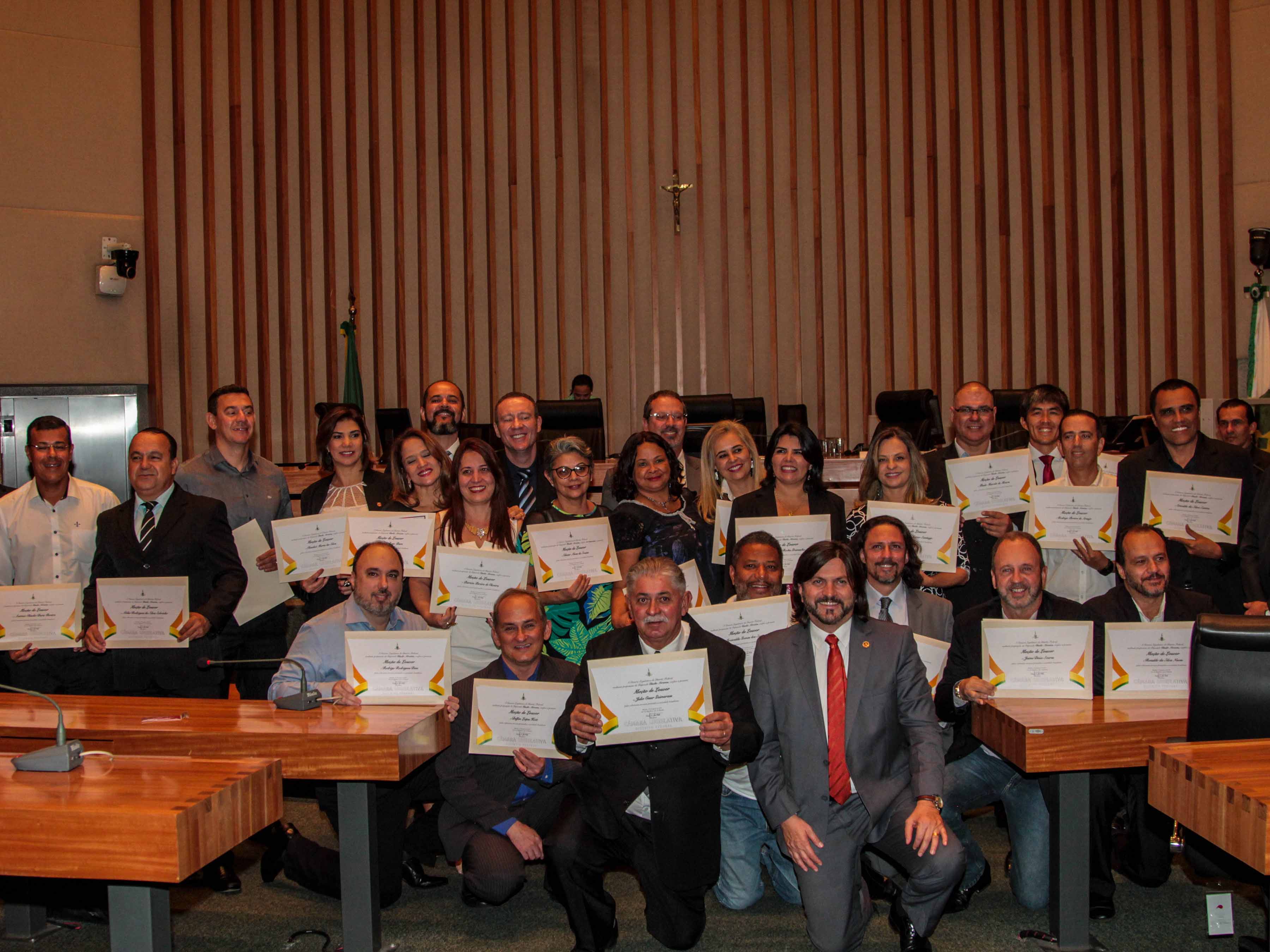 Sinpol-DF e CLDF homenageiam agentes policiais de custódia