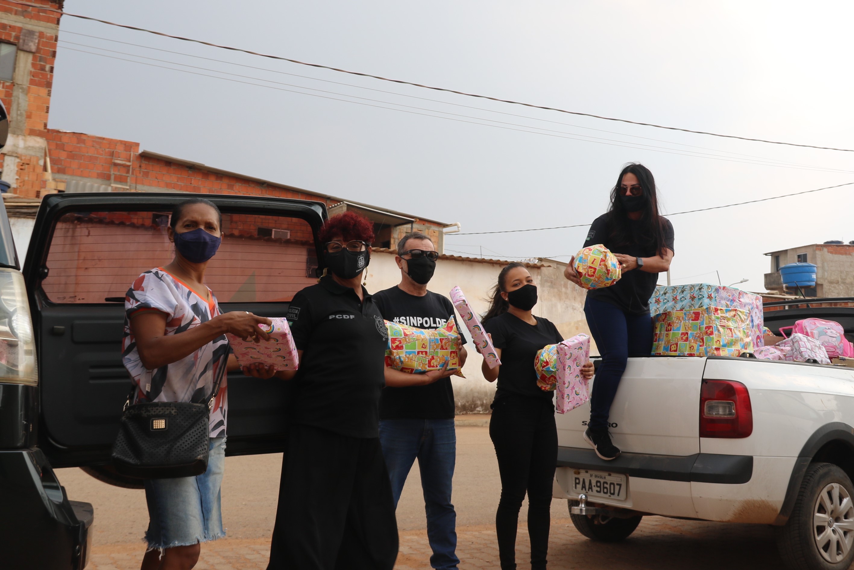 Ação do Sinpol-DF leva brinquedos a centenas de crianças na Estrutural