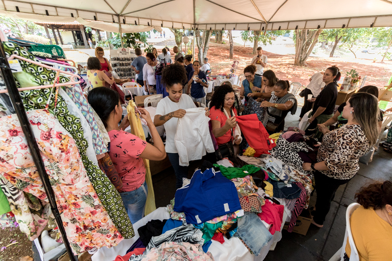 Bazar possibilita reencontro e renda extra para policiais civis aposentados