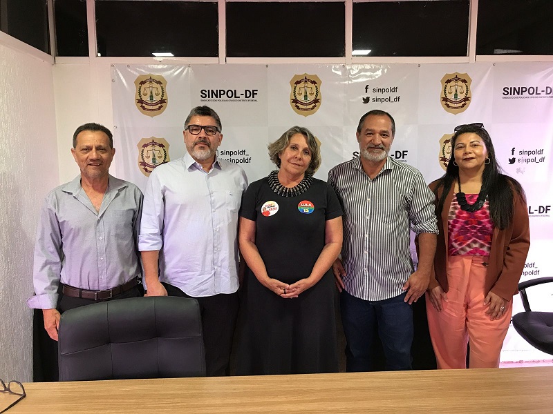 Erika Kokay visita diretoria do Sinpol-DF na sede da entidade