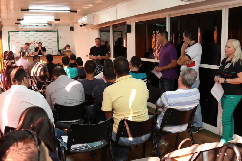 Representantes sindicais discutem pauta da assembleia do dia 18