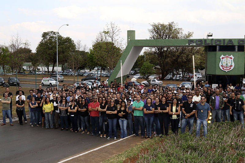 Policiais civis fazem ato simbólico para marcar o 10º dia de greve