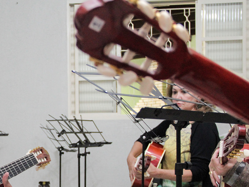 Sinpolzinho cria turmas de violão para crianças e adolescentes