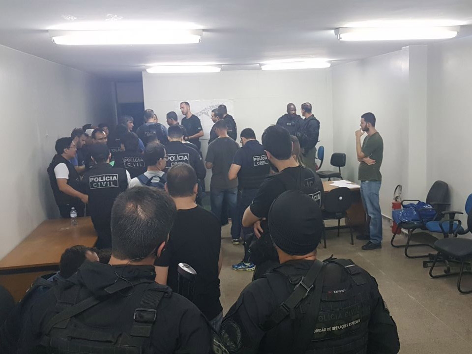 Após ataque a viatura, mais de 100 policiais civis se unem para recapturar criminosos