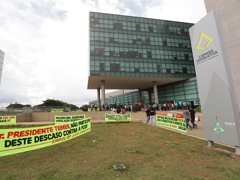 Após assembleia na CLDF, parlamentares manifestam apoio aos policiais civis