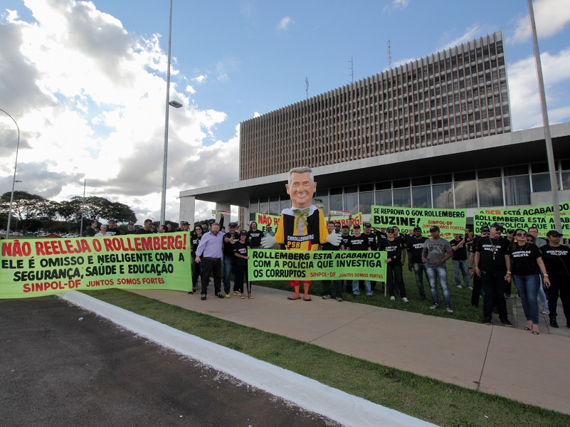 Protesto dos policiais civis toma canteiro do Buriti