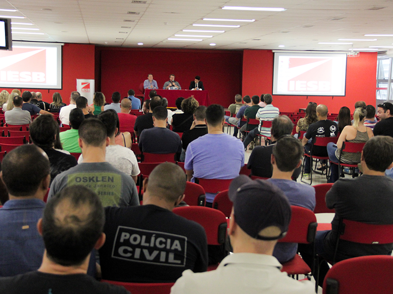 Estratégias de mobilização dos policiais civis são discutidas em assembleia