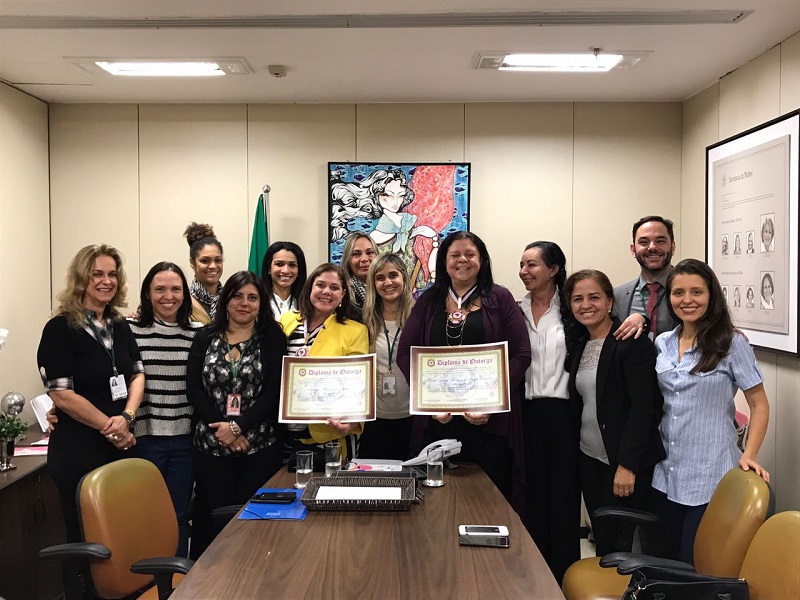 Mulheres policiais homenageiam deputadas da Bancada Feminina