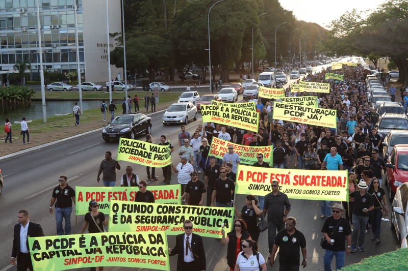 Dois mil policiais atendem ao chamado do Sinpol-DF e decidem entrar em greve