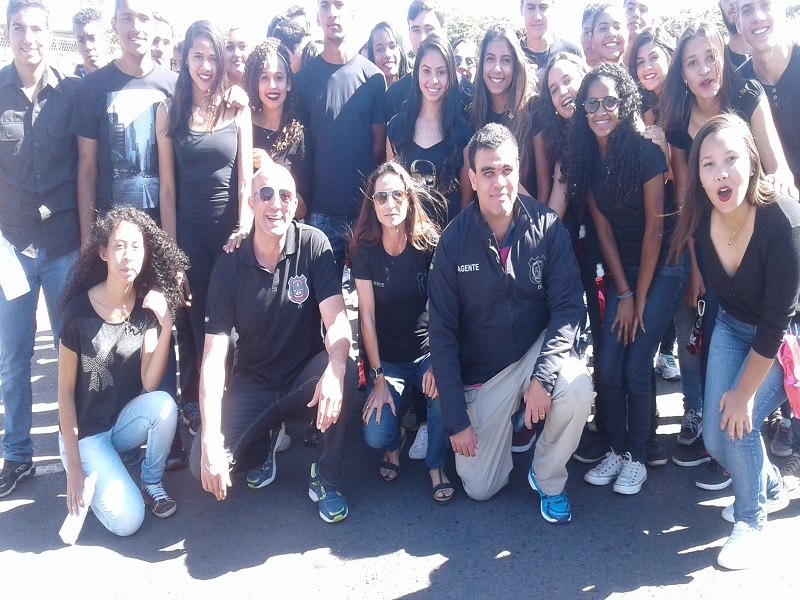 Policiais civis são homenageados pelo Centro Educacional do Lago