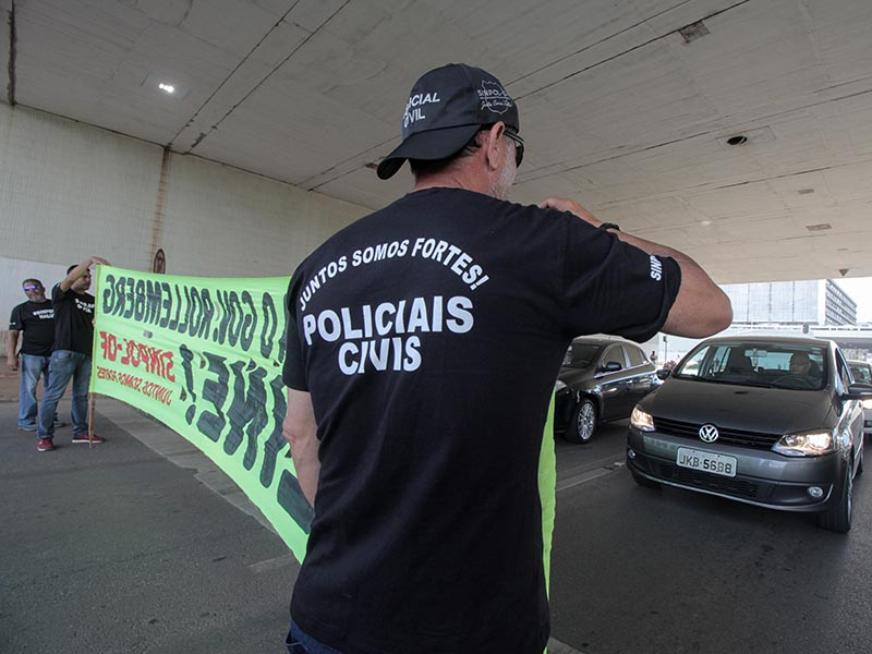 Policiais civis iniciam semana de manifestações contra Rollemberg