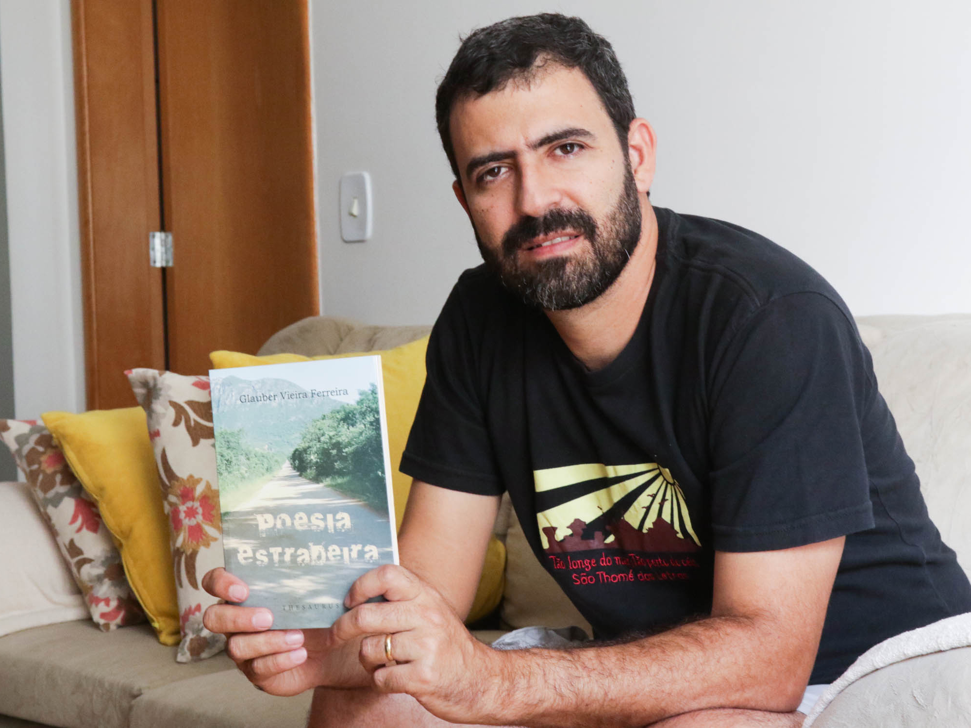 Agente policial de custódia relança livro de poesias