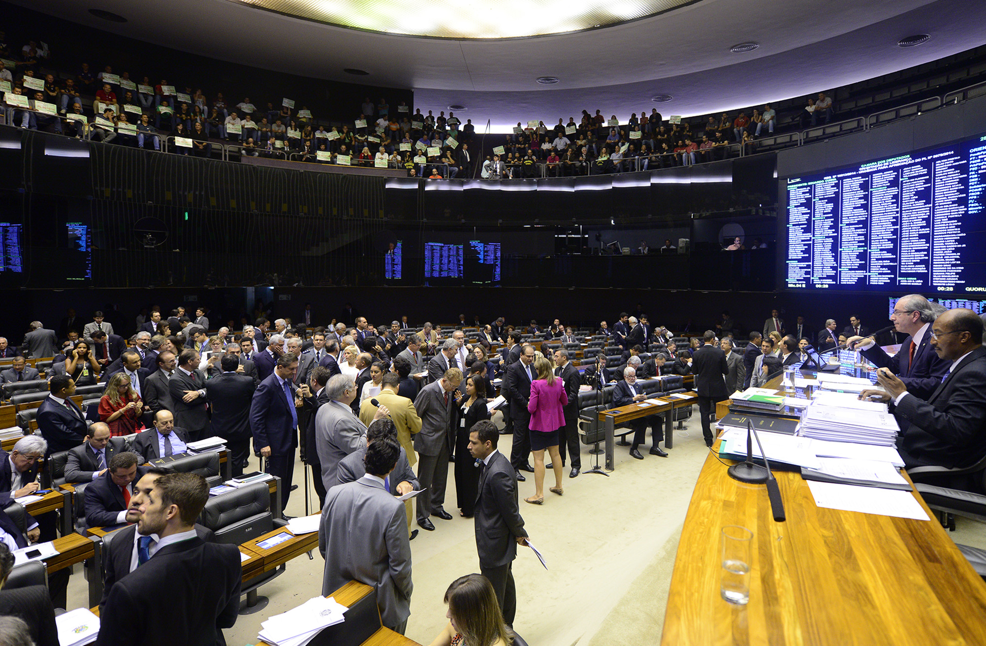 Deputados podem votar, nesta quarta, novo teto de remuneração de algumas carreiras