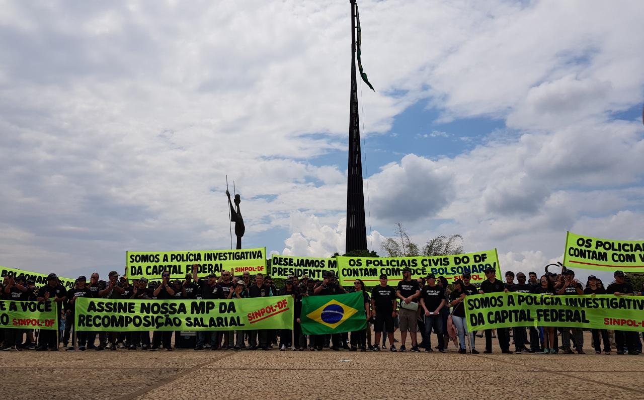 Policiais civis reiteram cobrança da recomposição salarial na Praça dos Três Poderes