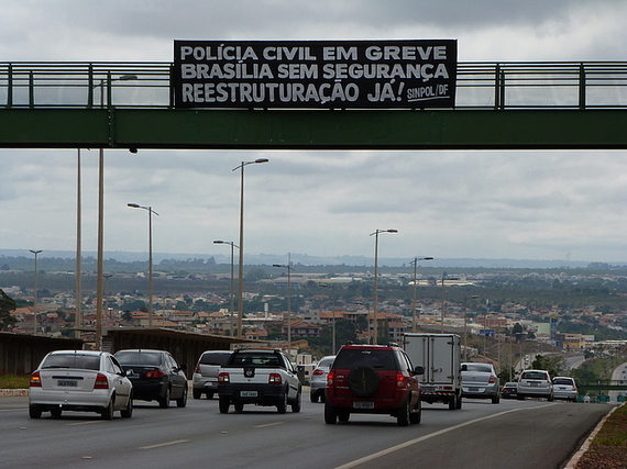 Sinpol instala faixas alusivas à greve