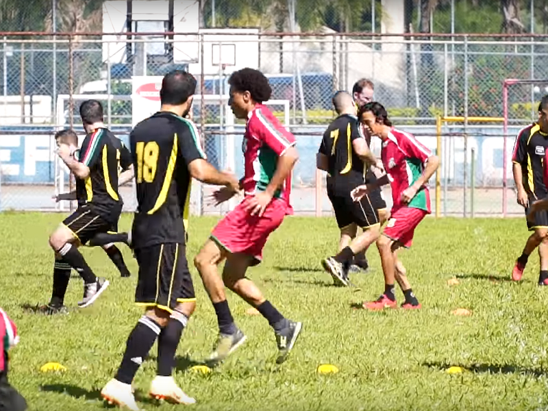 Grupo faz festa Anos 80 para ajudar time de futebol da PCDF