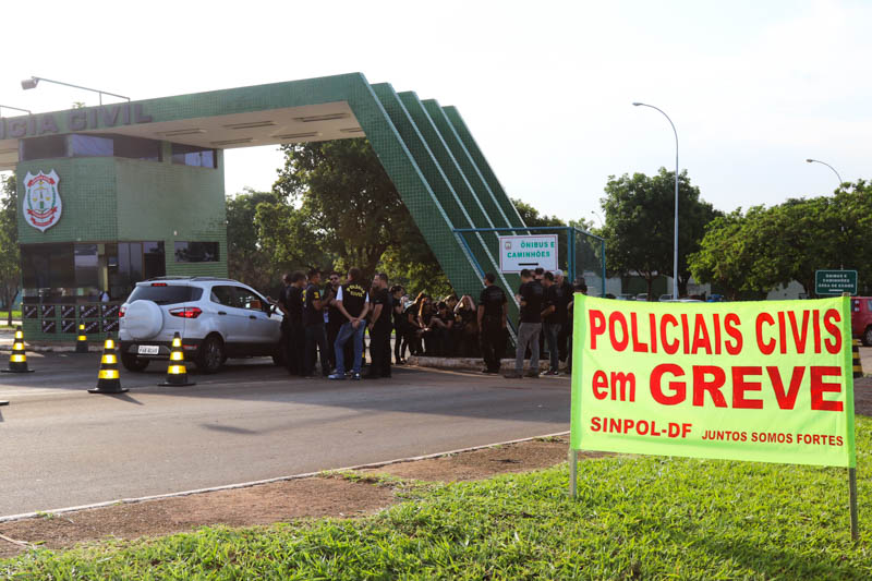 Greve de 72 horas começa com ato no Complexo da PCDF