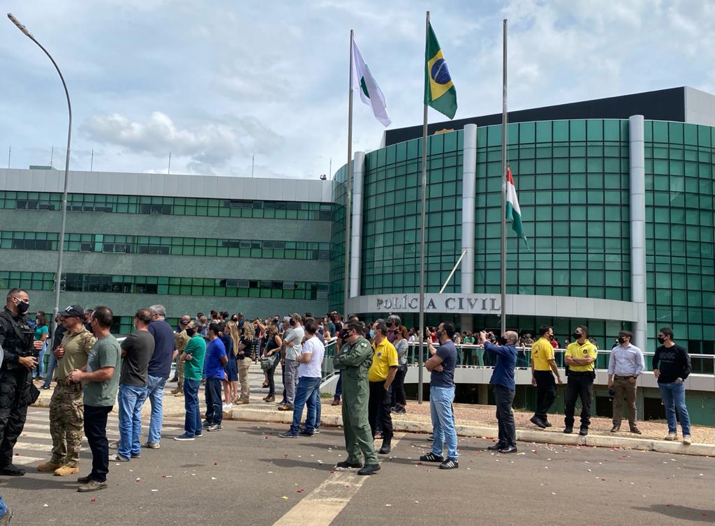 Policiais civis se despedem do agente Renato em homenagem emocionante