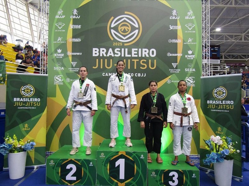 A agente de polícia Ludmila posa contente para foto após vitória | Foto: Reprodução
