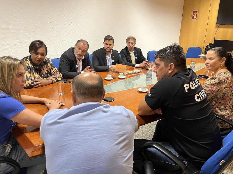 Em reunião com entidades da PCDF, governadora em exercício afirma que enviará proposta de reajuste