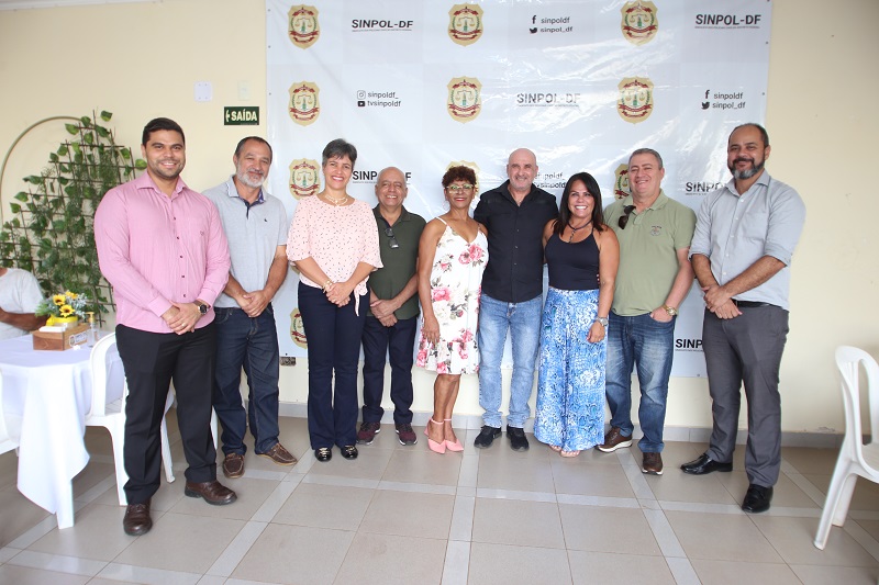 Policiais civis veteranos são homenageados pela diretoria no Sinpolzinho