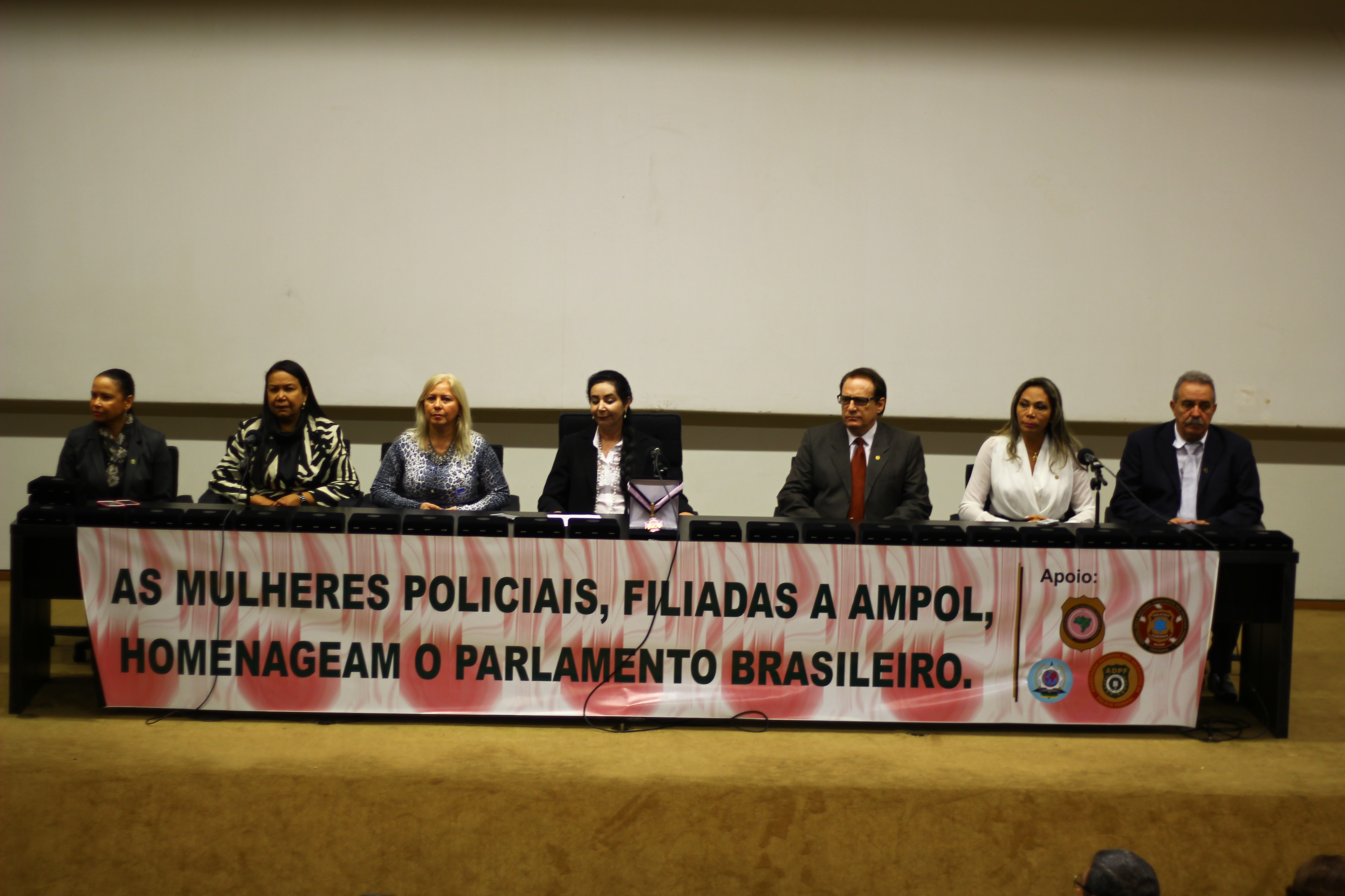 Mulheres policiais homenageiam congressistas