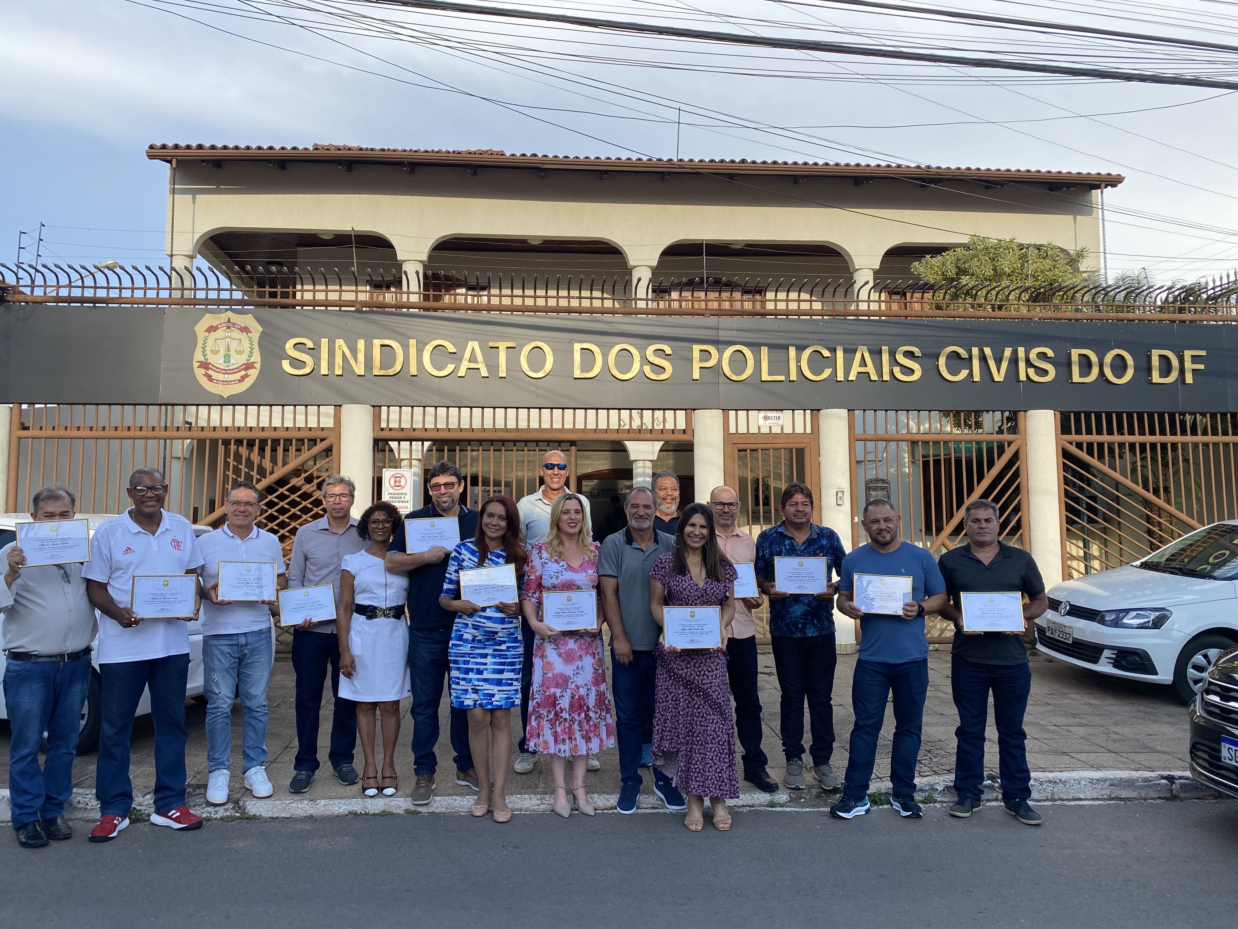 Policiais civis veteranos são homenageados pela diretoria no Sinpolzinho