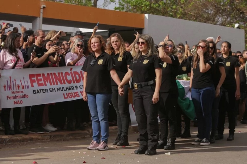 Velório da agente de polícia Valderia emociona e pede fim ao feminicídio; assista ao vídeo