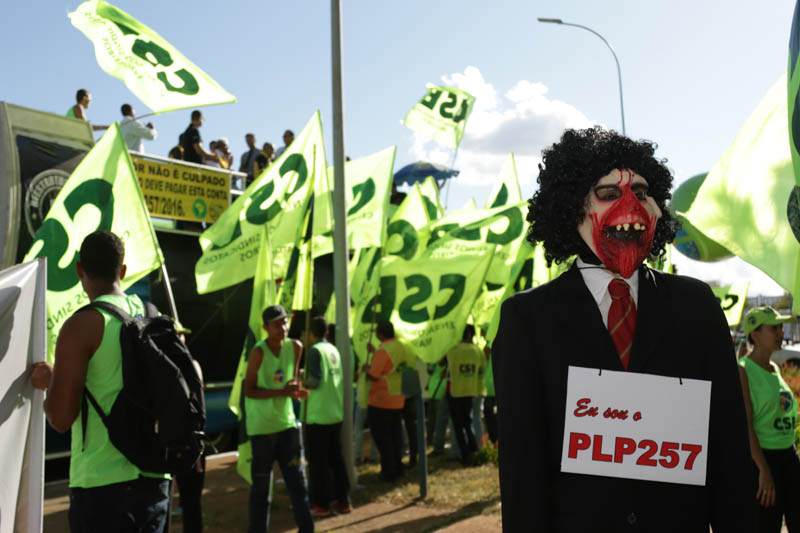 Manifestacao-contra-PLP-257-em-frente-ao-Min.-Fazenda-Paulo-Cabral-13