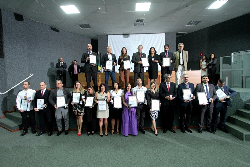 Solenidade homenageia policiais civis e personalidades públicas nos 34 anos do Sinpol-DF