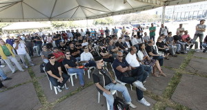 Sinpol se reúne com representantes sindicais em frente ao Palácio do Buriti