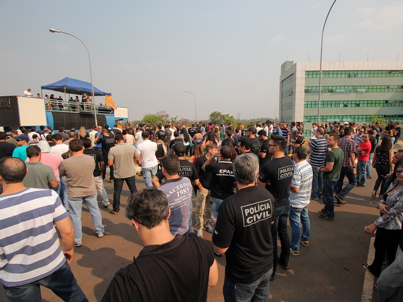 Policiais civis fazem ato pelo fechamento do plantão DPs