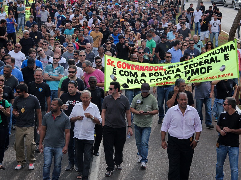 Manifestação no Complexo da PCDF reúne dois mil policiais civis