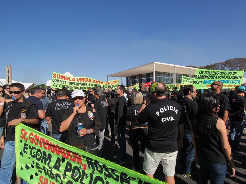 Policiais civis fazem manifestação pela isonomia em frente ao STF