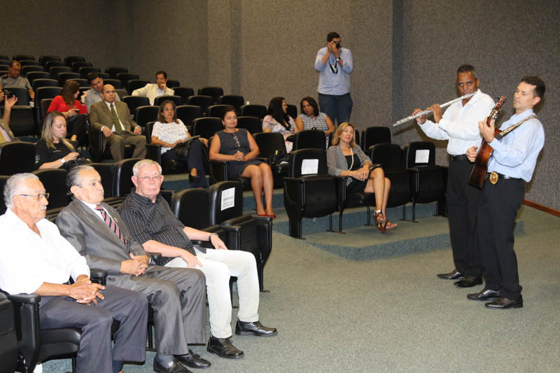 Homenagem do Sinpol-DF e da CLDF emociona aposentados