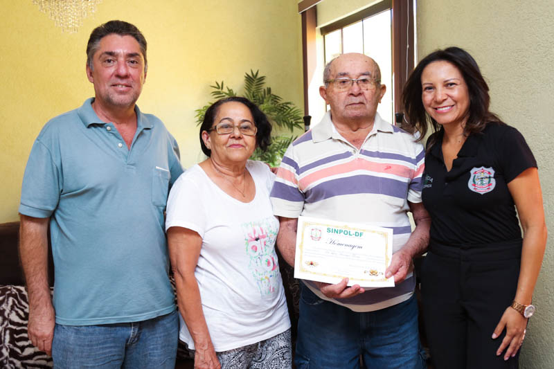 “Sinpol em Casa” faz visita-surpresa de aniversário para policial civil aposentado