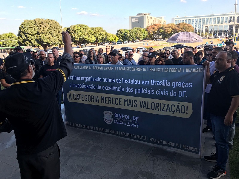 Policiais civis e delegados manifestam apoio pela autonomia do GDF em ato na Praça do Buriti