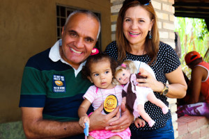 Marco Aurélio e Renata, ambos lotados na Dema, visitaram a pequena Kemmilly (Fotos: Paulo Cabral/Sinpol-DF)